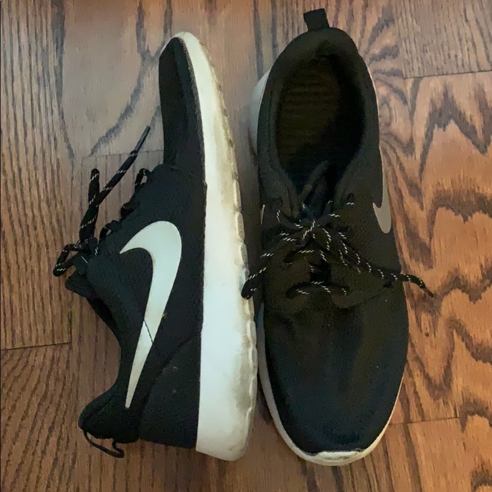 Black nike roshes